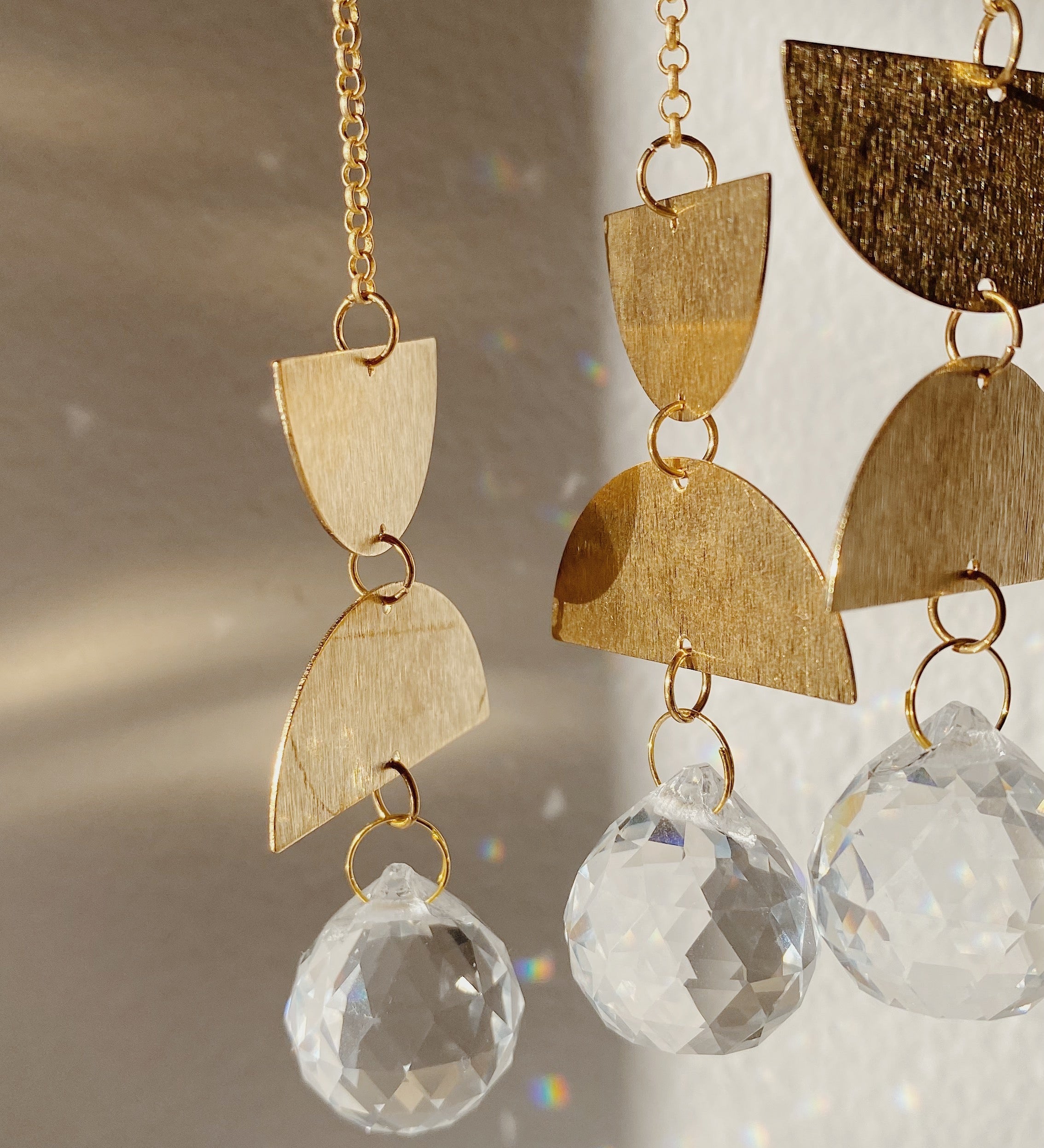 Hanging suncatcher crafted with brass and crystal - Balance Mini