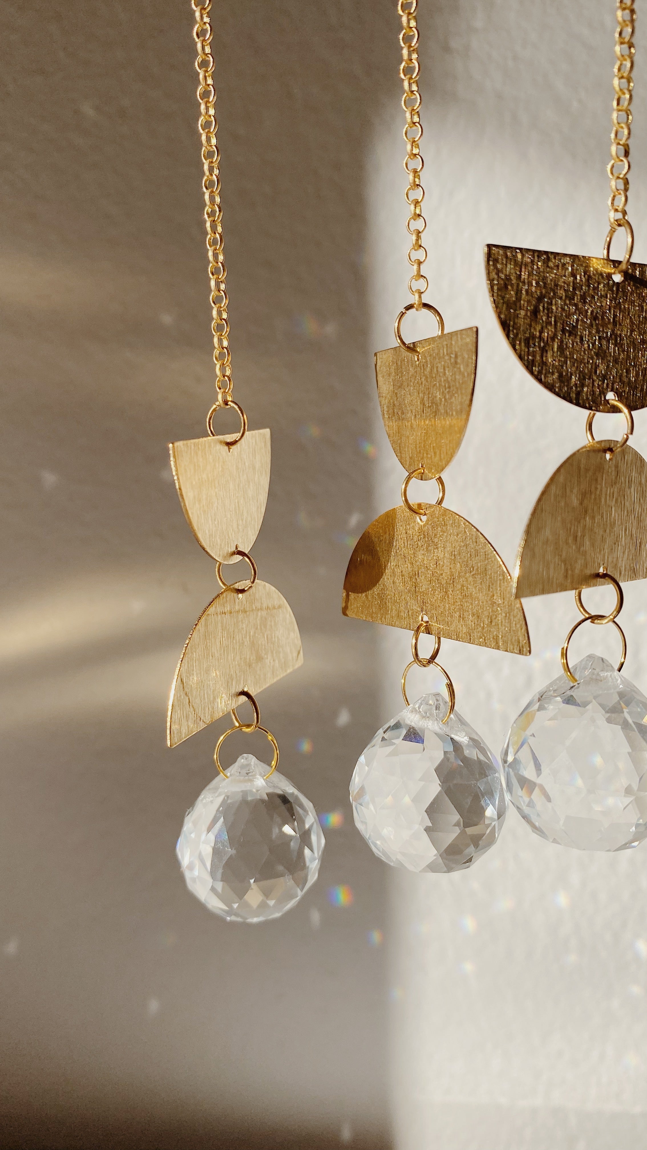 Hanging suncatcher crafted with brass and crystal - Balance Mini