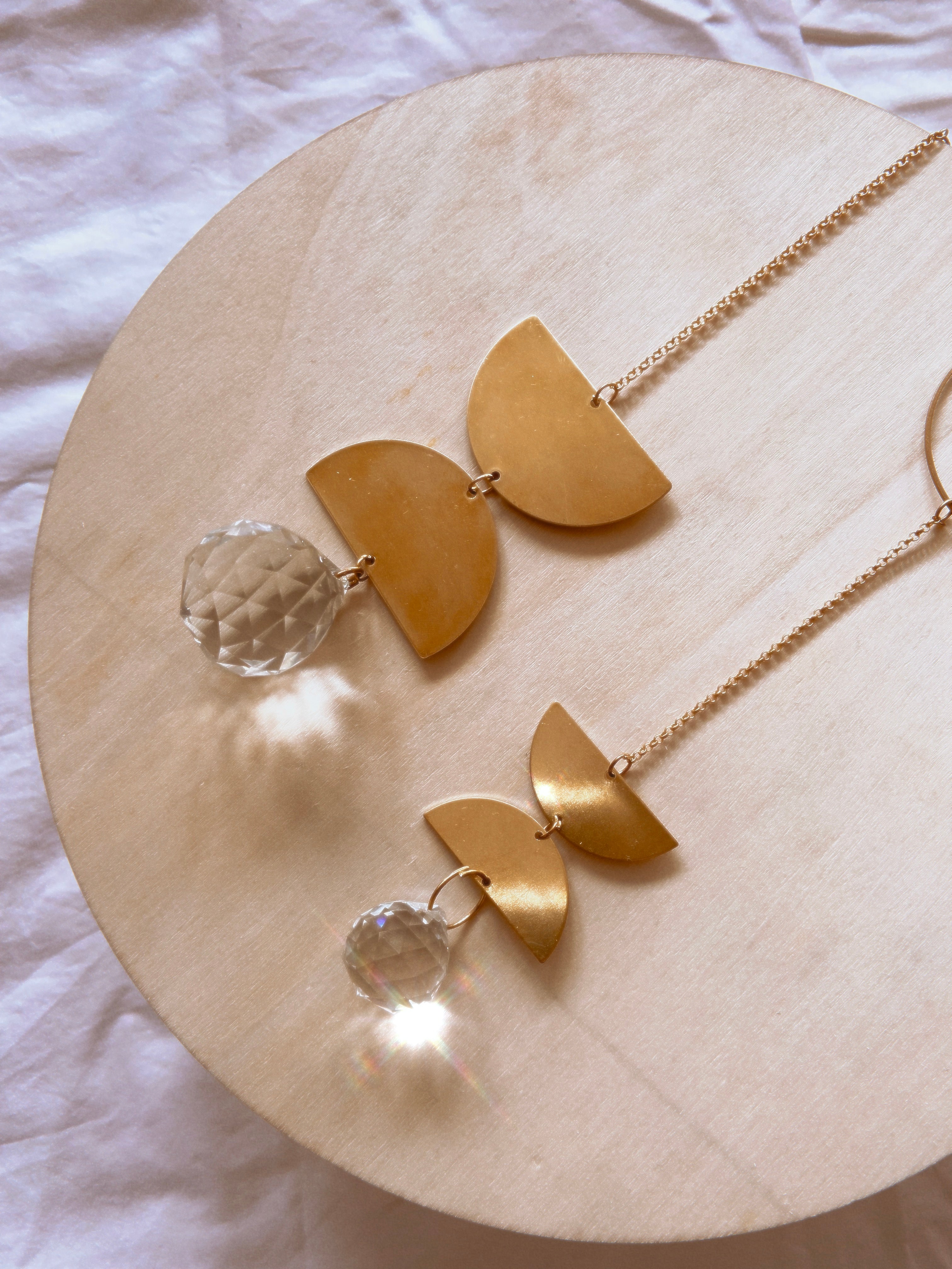 Suncatcher crafted with brass and crystal - Balance Mini