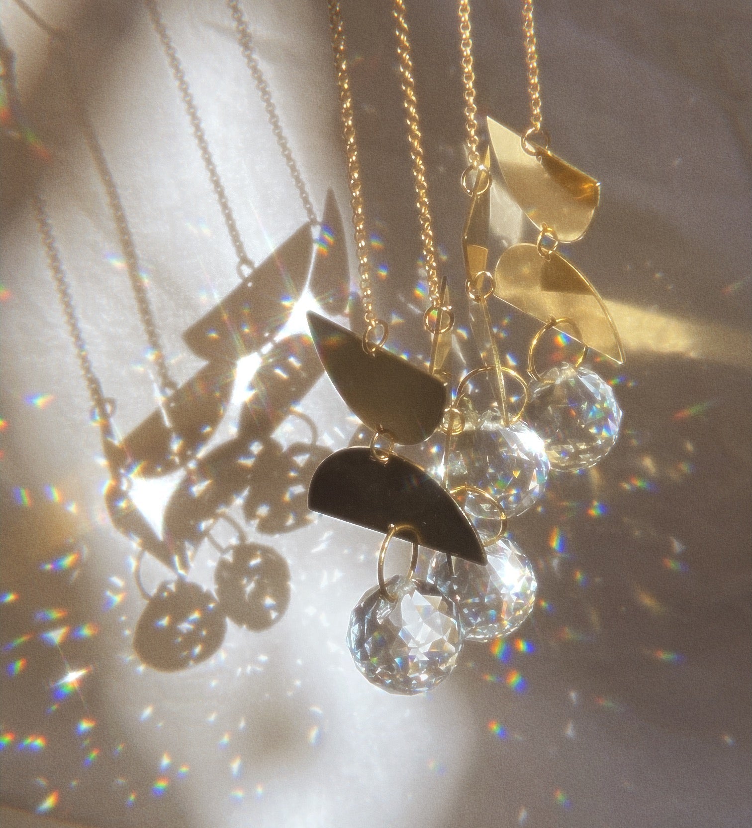 Suncatcher crafted with brass and crystal - Balance Mini