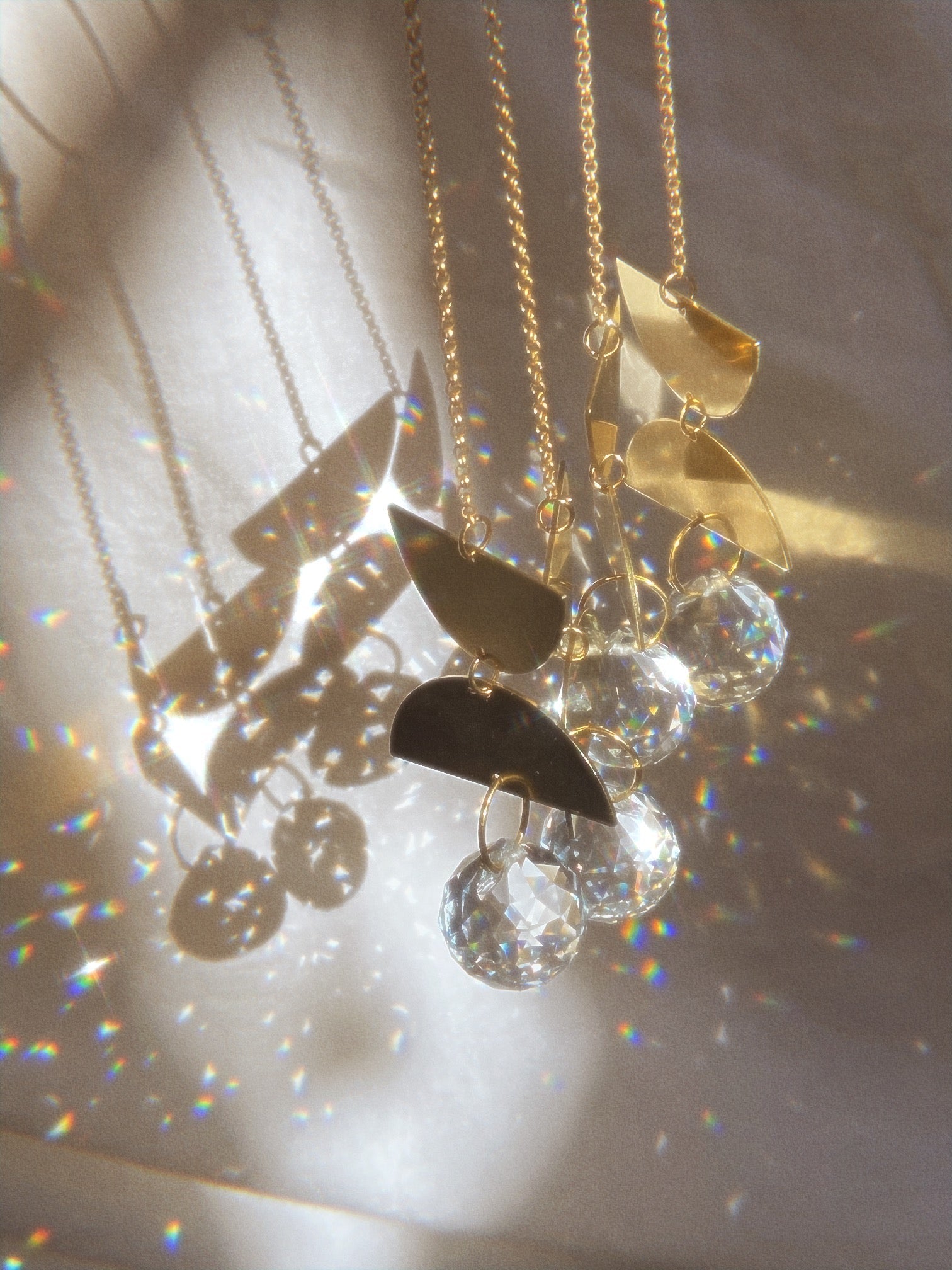 Suncatcher crafted with brass and crystal - Balance Mini