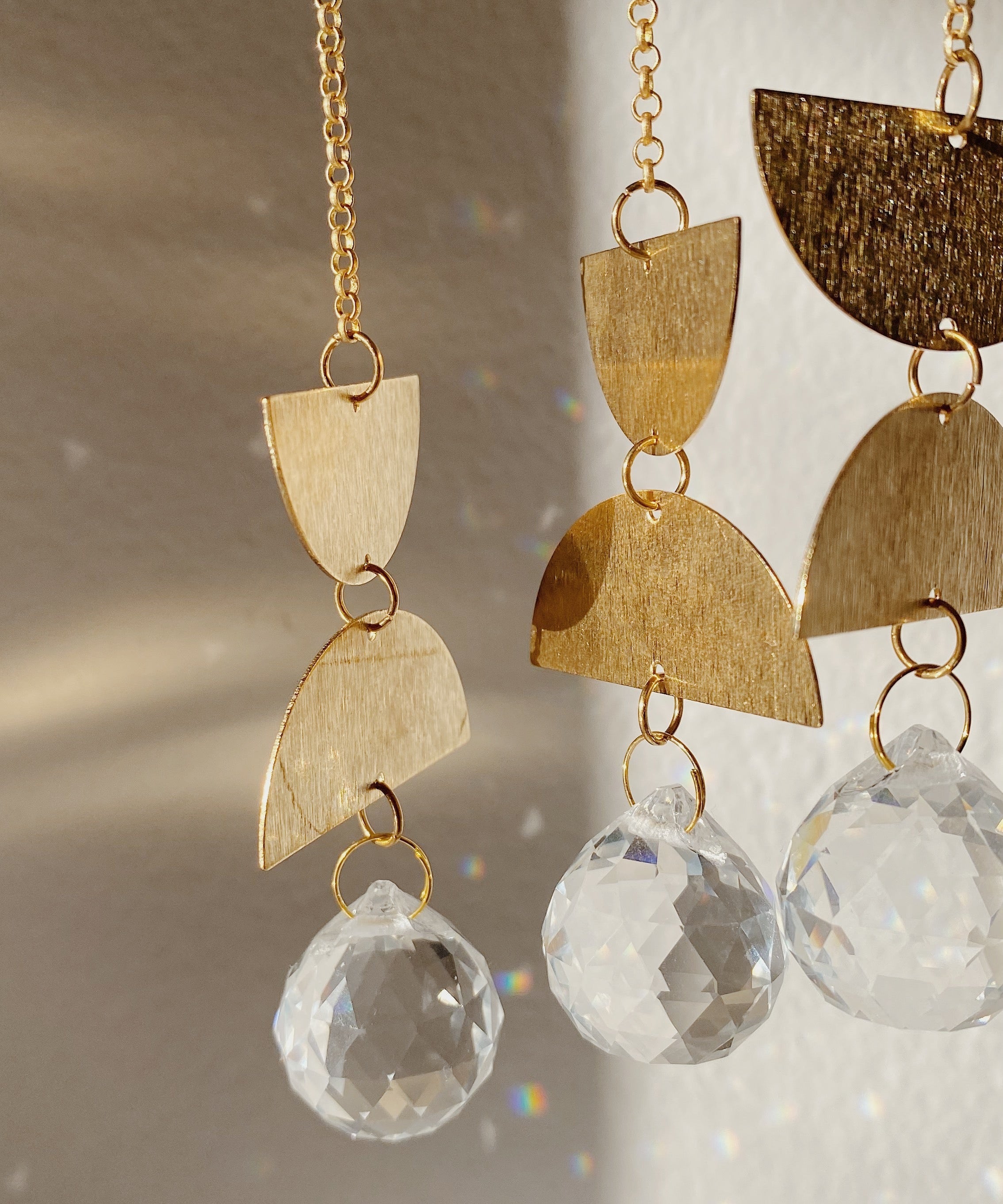 Hanging suncatcher crafted with brass and crystal - Balance Mini